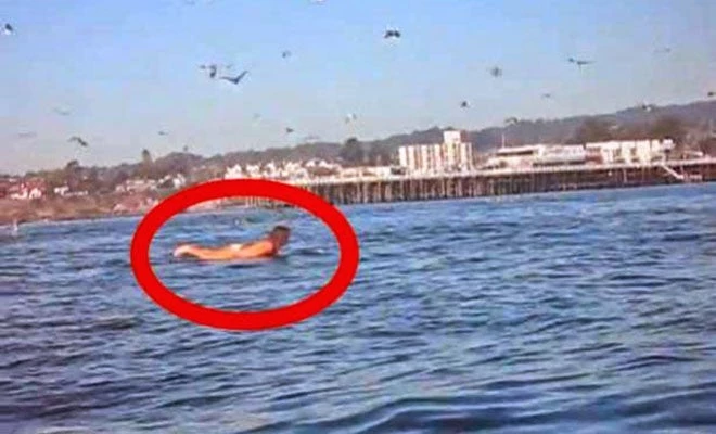 Απίστευτο! Δείτε προσεκτικά τι θα συμβεί στην κοπέλα μέσα στη θάλασσα – (Βίντεο)